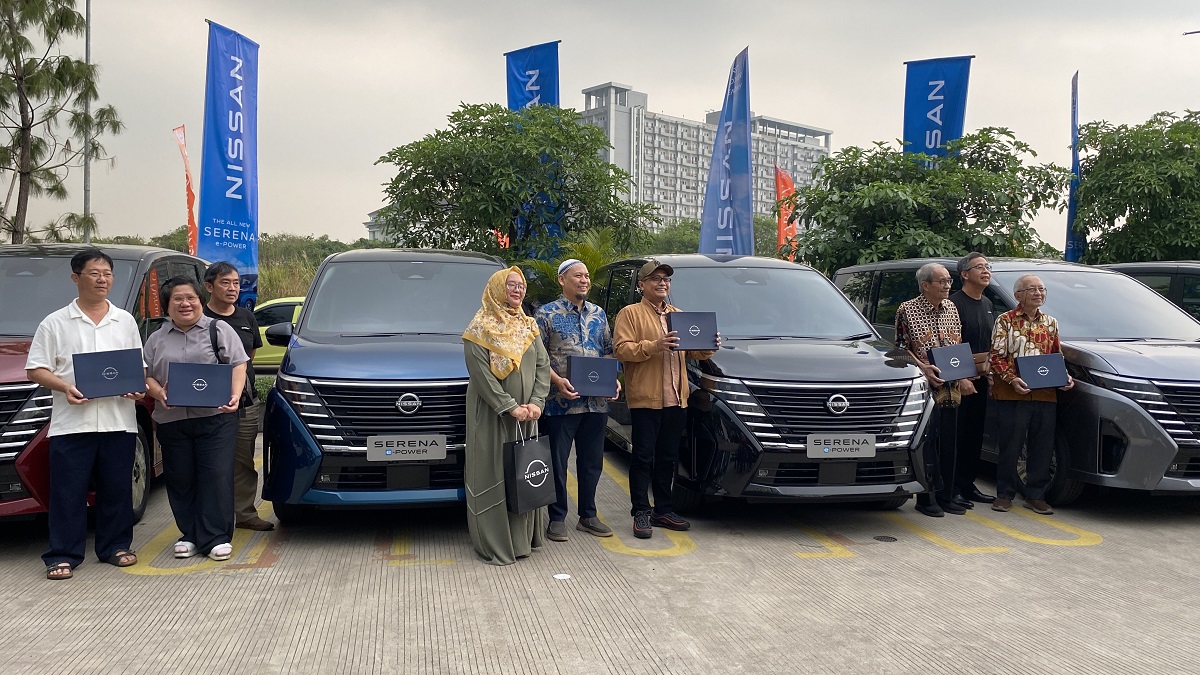 Nissan mulai serahkan Serena e Power ke konsumen.