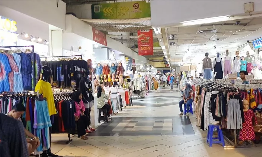 Pedagang pasar tanah abang mengelukan omzet turun