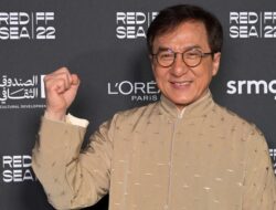 Jaket Spesial Jackie Chan Laku US$100 Ribu dalam Lelang Amal di Jakarta