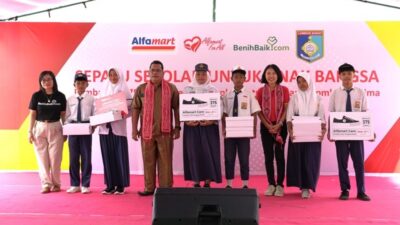Program ‘Langkah Bersama’, Alfamart Serahkan Sepatu Sekolah ke 5 SMP di Lombok