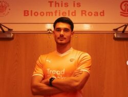 Debut Solid Elkan Baggott, Blackpool Cukur Burton Albion 4-0