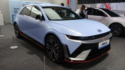 Pasar mobil murah turun, produsen diminta luncurkan model premium untuk dongkrak penjualan.