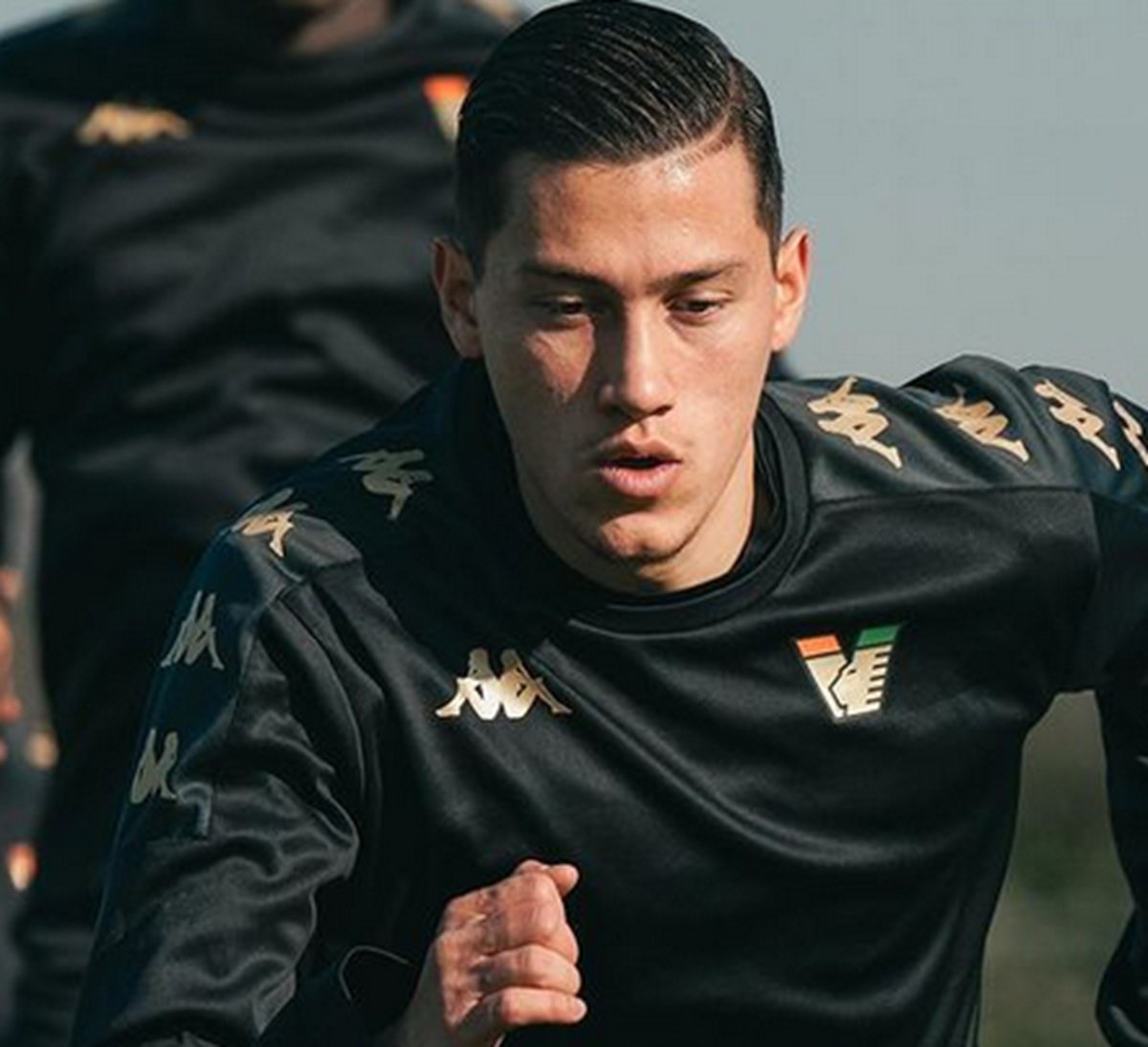 Jay Idzes kala membela Venezia.