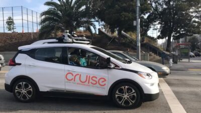 Uber bakal operasikan taksi robot milik Cruise mulai tahun depan.