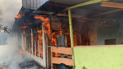 Dua Rumah di Padang Dilalap Api, Warga Selamatkan Harta Benda