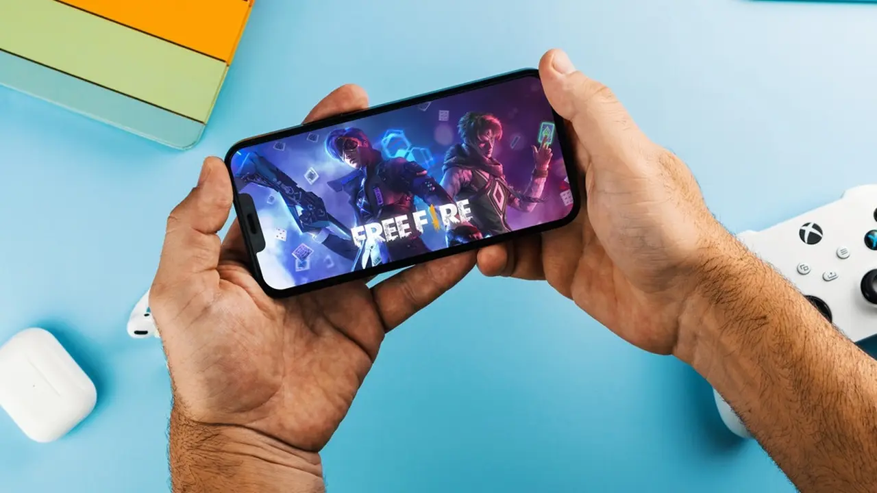 Ilustrasi seorang pria sedang bermain Free Fire.