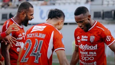 Laga Bali United vs Semen Padang.