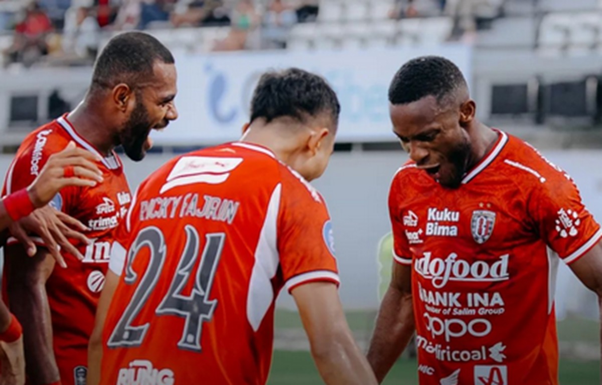 Laga Bali United vs Semen Padang.