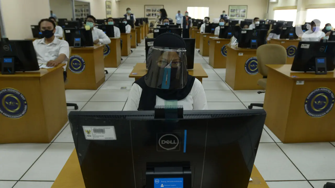 Peserta mengikuti Seleksi Kompetensi Bidang (SKB) Computer Assisted Test (CAT) untuk Calon Pegawai Negeri Sipil (CPNS) Kemenkumham di Gedung Kepegawaian Negara, Jakarta, Rabu (2/9/2020). Pelaksanaan SKB CPNS yang diikuti 829 peserta tersebut menerapkan protokol kesehatan.