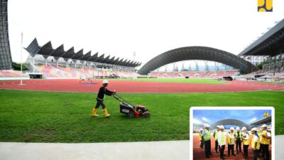 Petugas memotong rumput Stadion Harapan Bangsa/SHB, Provinsi Aceh pada Selasa (20/08). Insert: Menteri PUPR Basuki saat meninjau SHB, berpesan untuk mempercepat pembangunan.