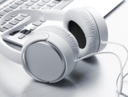 Risiko Kesehatan Akibat Penggunaan Headset yang Berlebihan