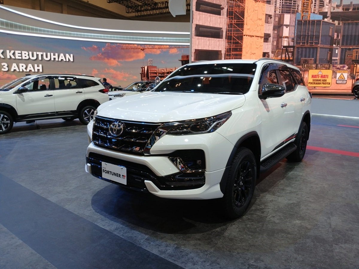 Perbandingan pajak mobil Toyota Fortuner vs Mitsubishi Pajero.