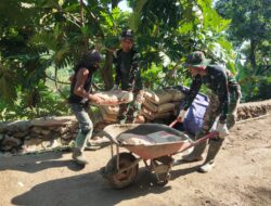Kekompakan Satgas TMMD Bersama Warga Angkat Semen