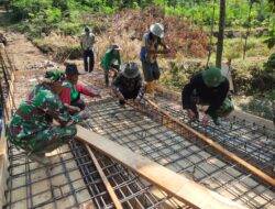 Satgas TMMD Ke-121 Kodim 0720 Rembang lanjutkan Rangkai Besi Cor Lantai Jembatan