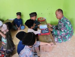 Bangun Akhlak,Satgas TMMD ke 121 Ajari Anak-anak Desa Labuhan Kidul Mengaji