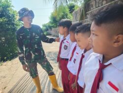 Komsos Dengan Anak Sekolah, Anggota Satgas TMMD Beri Arahan Tentang Kedisiplinan