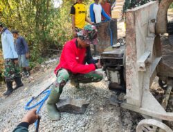 Layak Tukang Sercive Dadakan, Anggota Satgas TMMD Berhasil Hidupkan Molen Macet