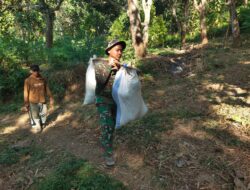 Anggota Satgas TMMD 0720 Rembang Bantu Warga Angkat Hasil Panen dari kebun