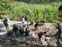 Anggota satgas TMMD Reg ke 121 Berpacu Dengan Waktu