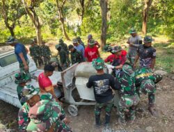 Kompak Satgas TMMD Reguler ke-121 Bersama Warga Angkat Mesin Molen dari Mobil Pickup