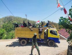 Dum Truk Jadi Angkutan Masal Satgas TMMD dan Masyarakat Menuju Sasaran Lokasi