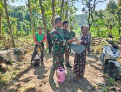 Antusias Warga Bawakan Makan dan Minum Untuk Satgas TMMD 121 Kodim Rembang