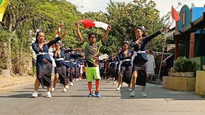 Aksi Pawai Karnaval Warga Tasikagung Dalam Meriahkan HUT Ke-79