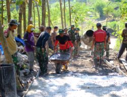 Tetap Semangat Dan Loyalitas , Anggota Satgas TMMD 121 Korim 0720 Rembang & Warga Selesaikan Rabat Beton.