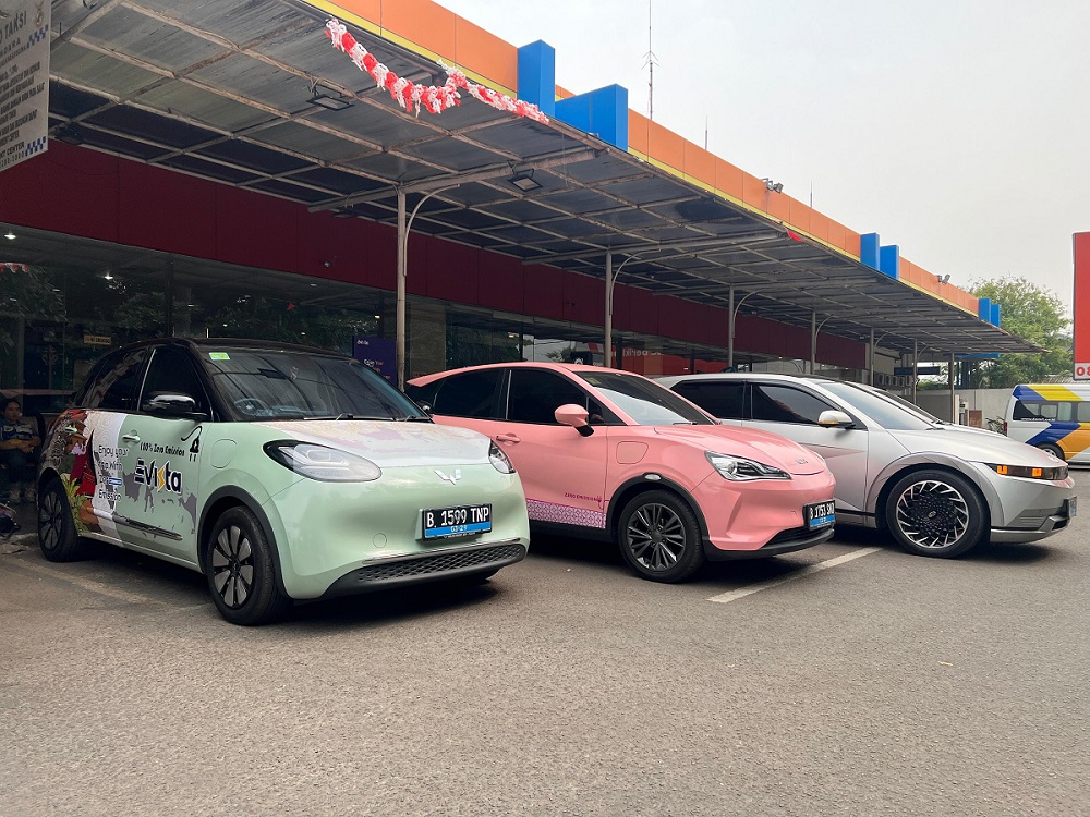 Makin diminati, mobil listrik jadi taksi di Bandara Halim Perdanakusuma.