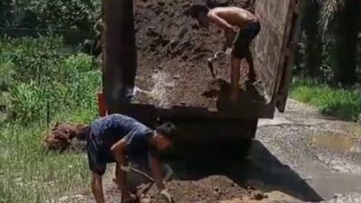 Warga Pasaman Barat Gotong Royong Perbaiki Jalan Rusak