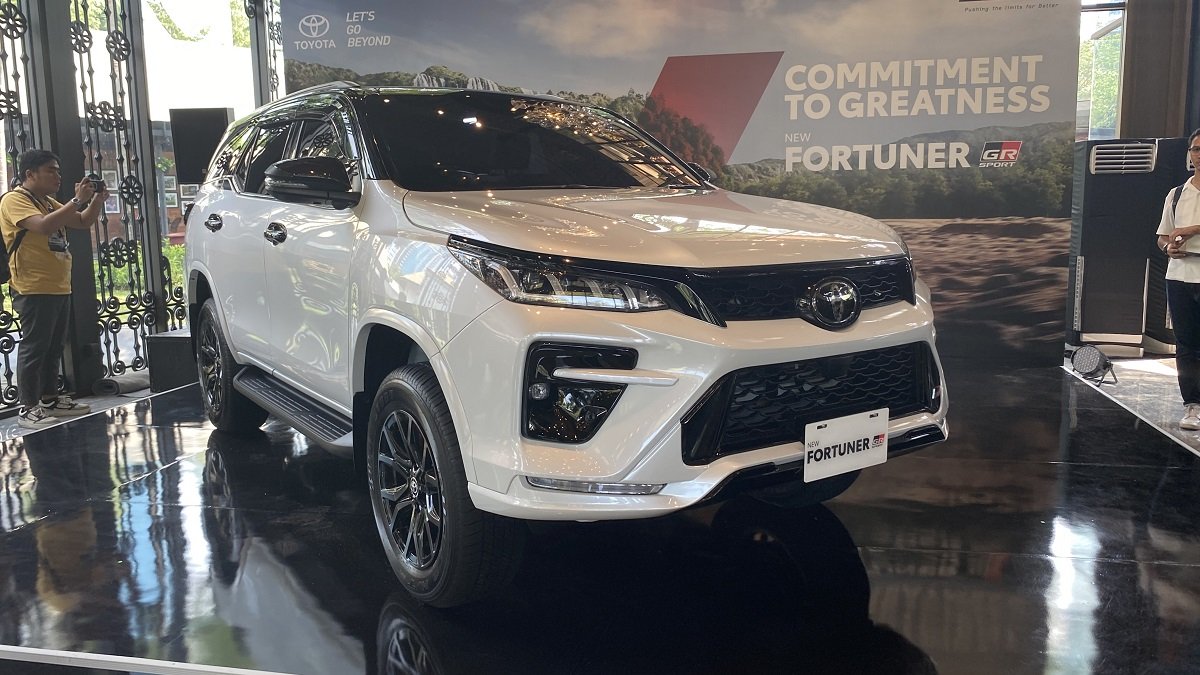 Dibekali fitur baru, intip spesifikasi New Toyota Fortuner.