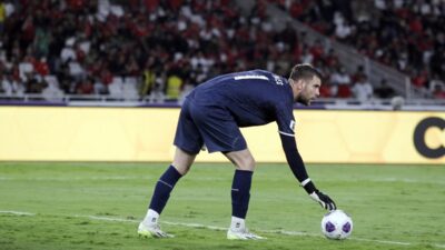 Maarten Paes kala membela Timnas Indonesia.