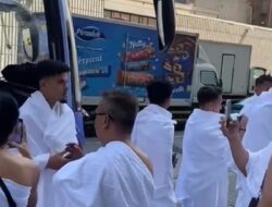 Lima Pemain Timnas Indonesia Kenakan Pakaian Ihram Jelang Kualifikasi Piala Dunia