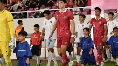 Elkan Baggott mengalami cedera bersama sang klub, Blackpool FC.