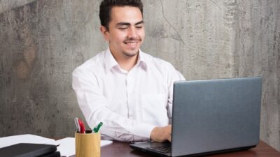 Ilustrasi karyawan yang menggunakan software Mekari Jurnal.