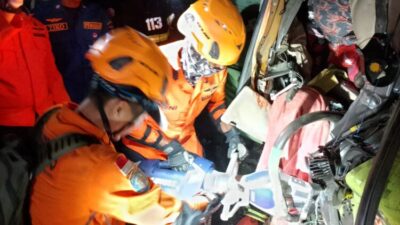 Evakuasi Kecelakaan Truk di Padang, Satu Tewas