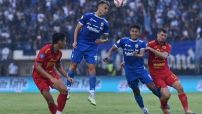 Dimas Drajad (kedua dari kanan) cetak gol di laga Persib Bandung vs Persija Jakarta.