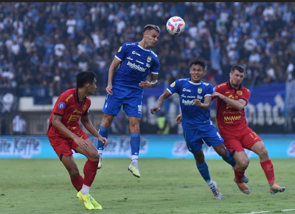 Dimas Drajad (kedua dari kanan) cetak gol di laga Persib Bandung vs Persija Jakarta.