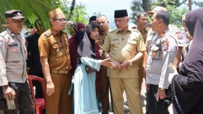 Pemprov Sumbar Serahkan Bantuan kepada Keluarga Nia Kurnia Sari