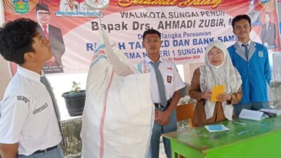 Kepsek SMA Negeri 1 Sungai Penuh Marwazy Beri Bonus buat Siswa Setor Sampah