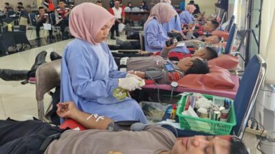 Donor Darah HUT Humas Polri, Polda Sumbar Bantu PMI Padang