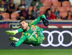 Dukungan Fans Indonesia untuk Maarten Paes di Penghargaan MLS