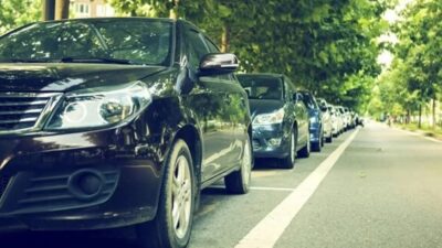 Kenapa saat parkir mobil ban harus lurus? Ini jawabannya.