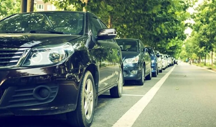 Kenapa saat parkir mobil ban harus lurus? Ini jawabannya.