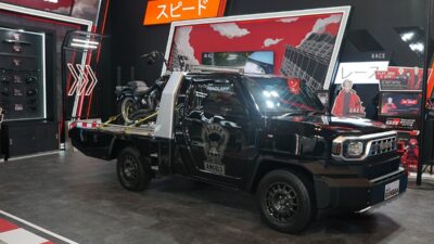 Pada pameran modifikasi IMX 2024, Toyota memamerkan Hilux Rangga disulap jadi towing hingga Agya race car. (TAM)