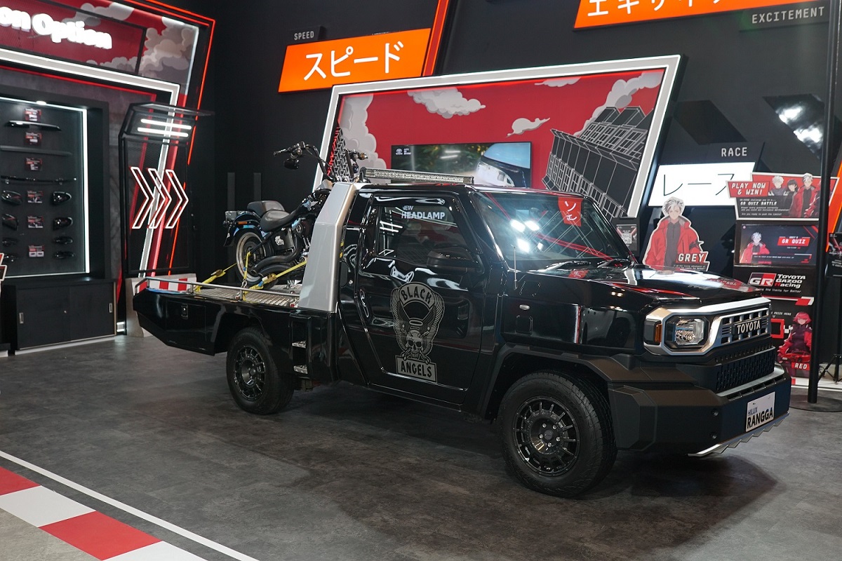 Pada pameran modifikasi IMX 2024, Toyota memamerkan Hilux Rangga disulap jadi towing hingga Agya race car. (TAM)