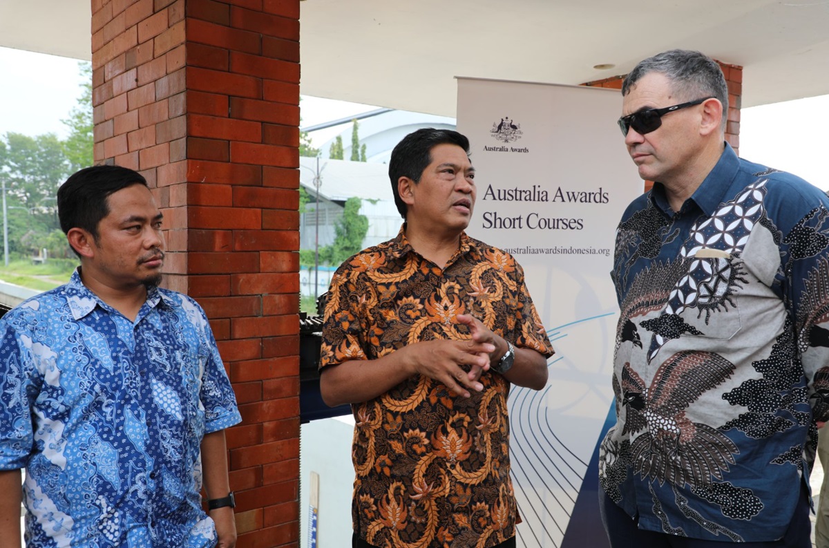 Konsul Jenderal Australia di Surabaya Glen Askew (kanan) menyaksikan demonstrasi Tide Eye di Stasiun Rumah Pompa Yos Sudarso, Semarang, Jawa Tengah, 15 Oktober 2024.