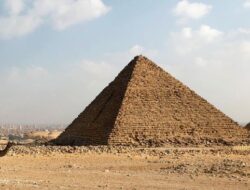 Anjing Viral di Puncak Piramida Giza, Warganet Terhubung ke Anubis