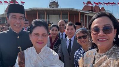 Sri Mulyani dan Retno Marsudi beserta Menteri Kabinet Indonesia Maju, melakukan selfie bersama Jokowi sebelum bertolak ke Solo.