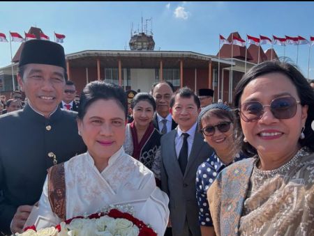 Sri Mulyani dan Retno Marsudi beserta Menteri Kabinet Indonesia Maju, melakukan selfie bersama Jokowi sebelum bertolak ke Solo.
